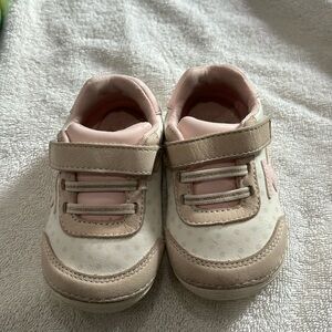 Stride Rite Soft Motion Shoe! Great for a new walker !! Size 5!